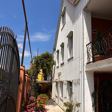 Guest House Chexovi 24 Кобулети Экстерьер фото